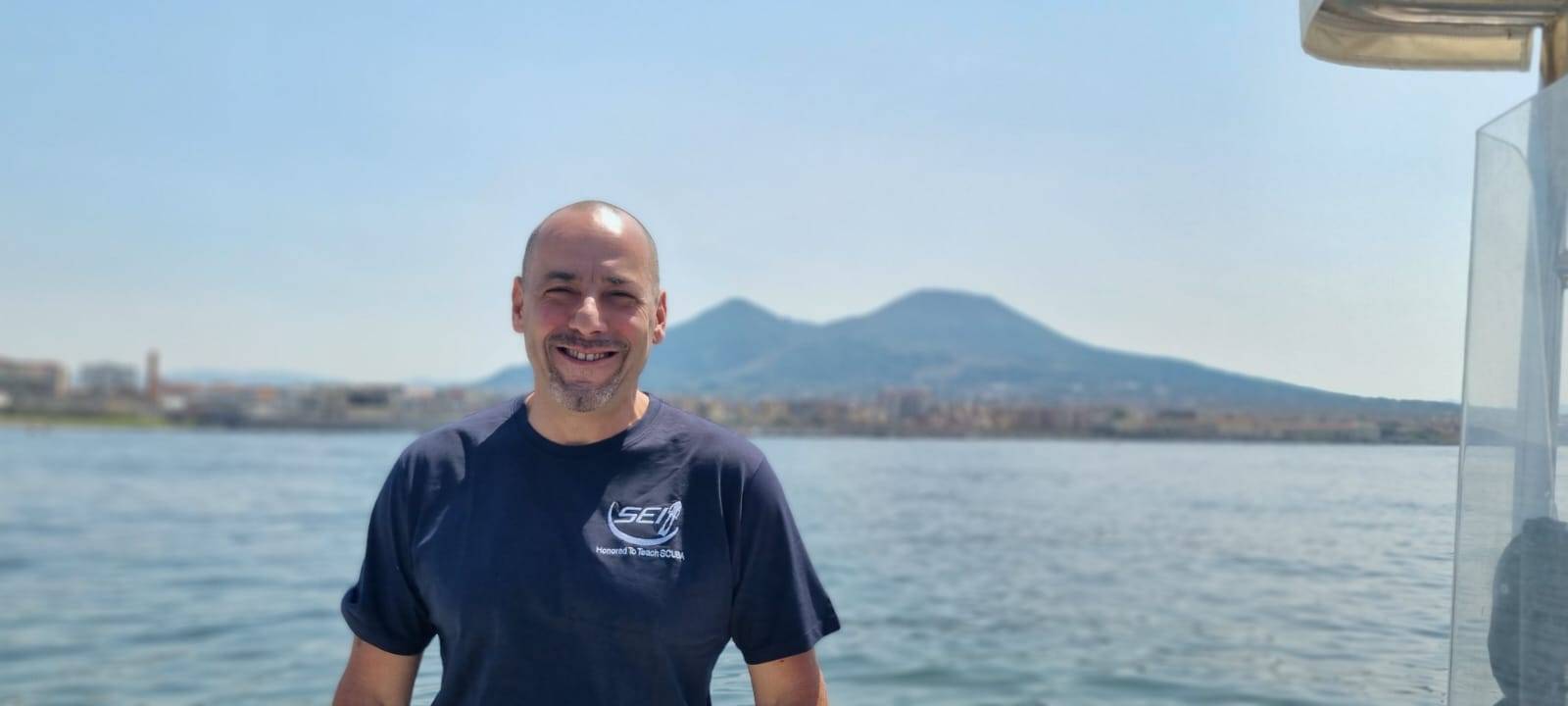 Massimo Iodice con mare e Vesuvio in sottofondo