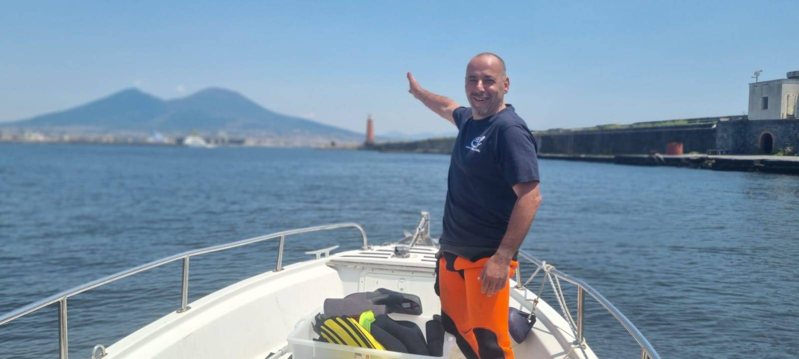 Massimo Iodice con mare e Vesuvio in sottofondo