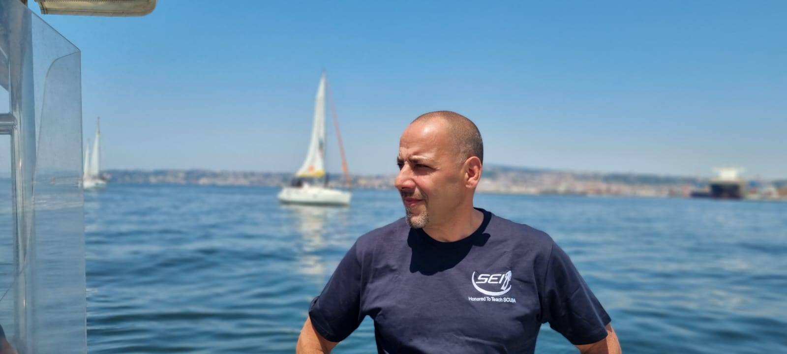 Massimo Iodice con mare in sottofondo