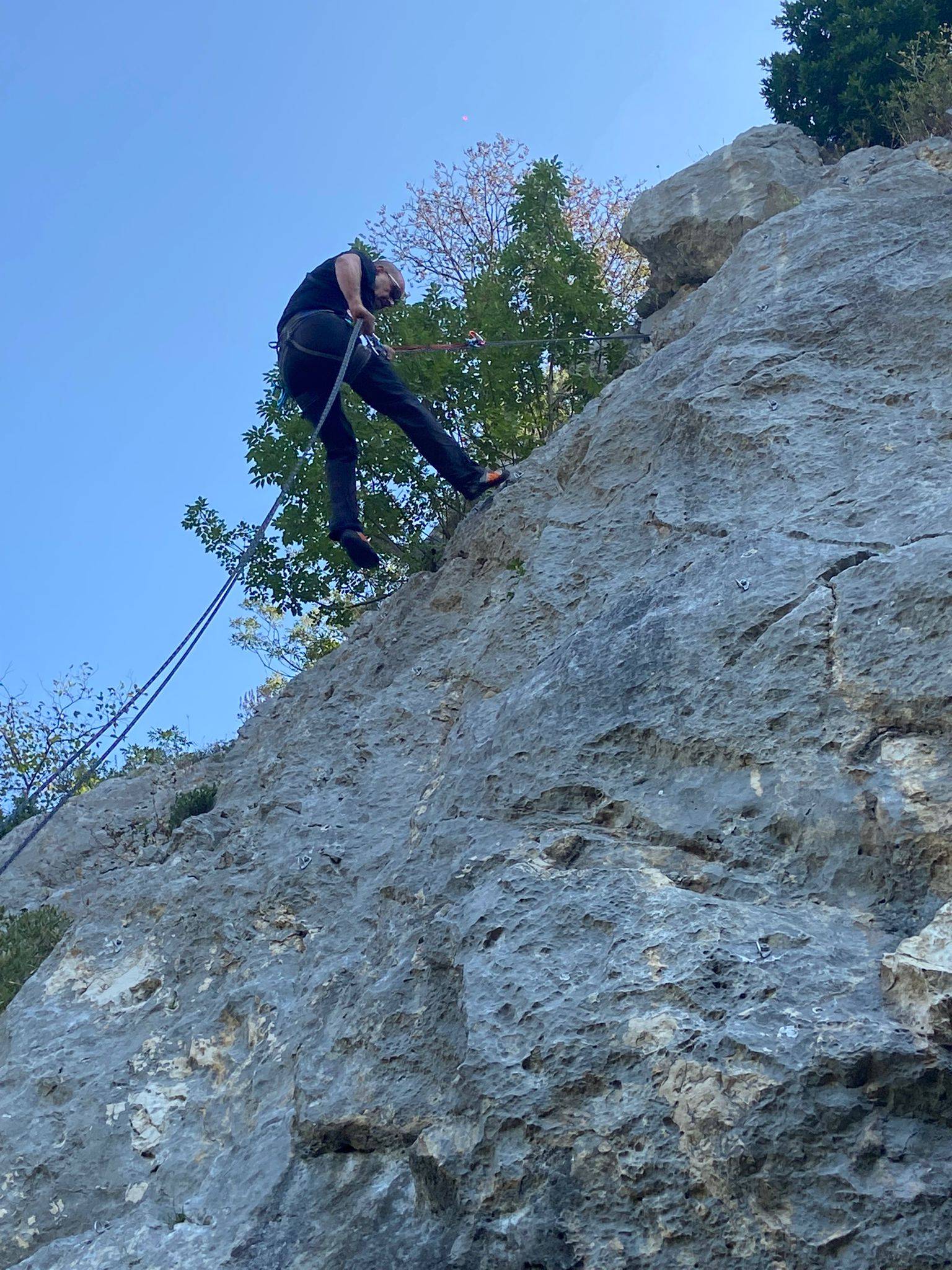 uomo che discende da montagna