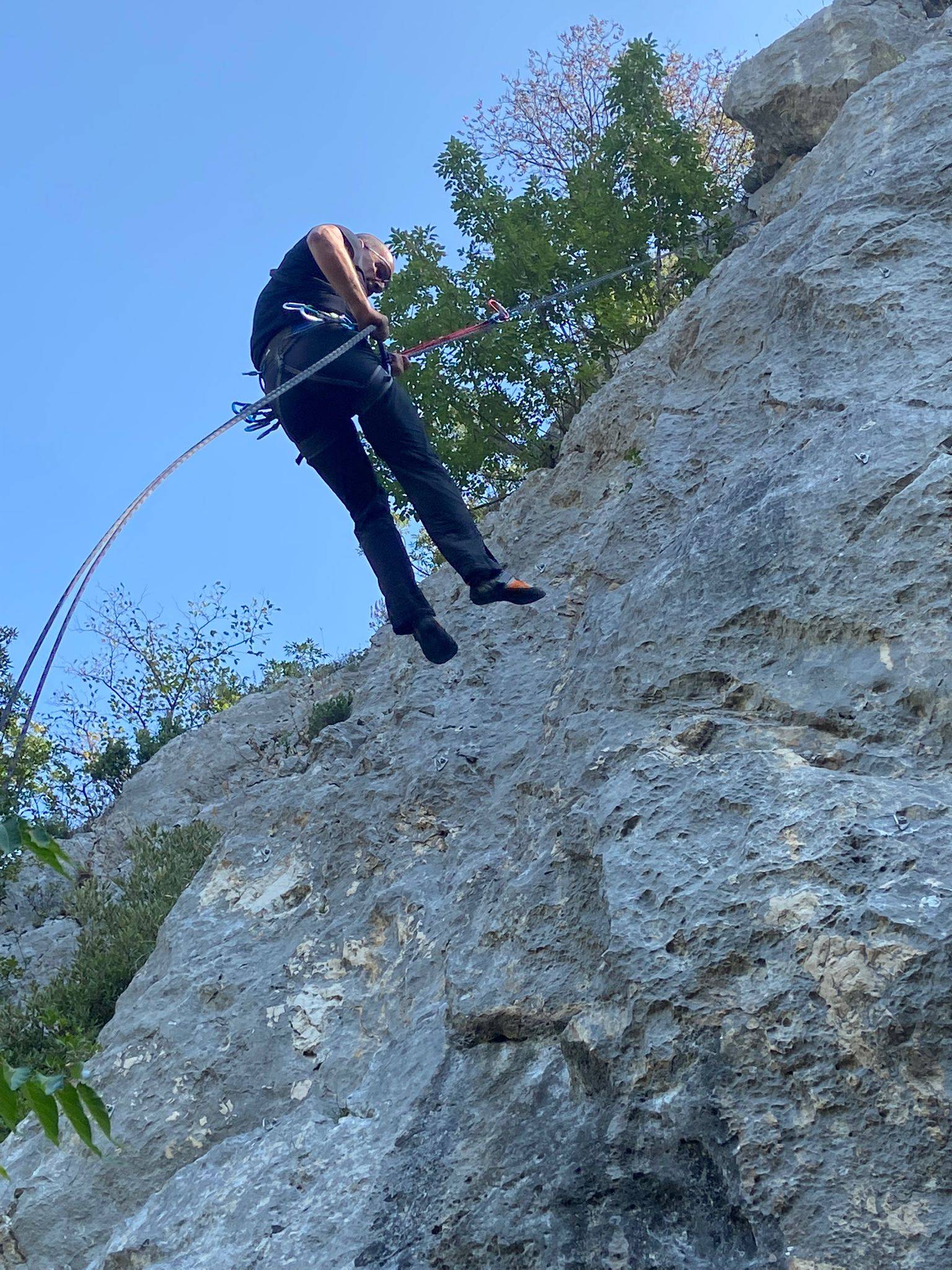 uomo che discende da montagna