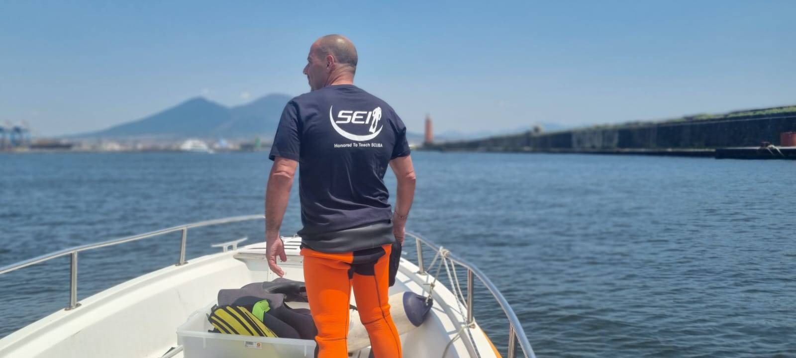 Massimo Iodice con mare e Vesuvio in sottofondo