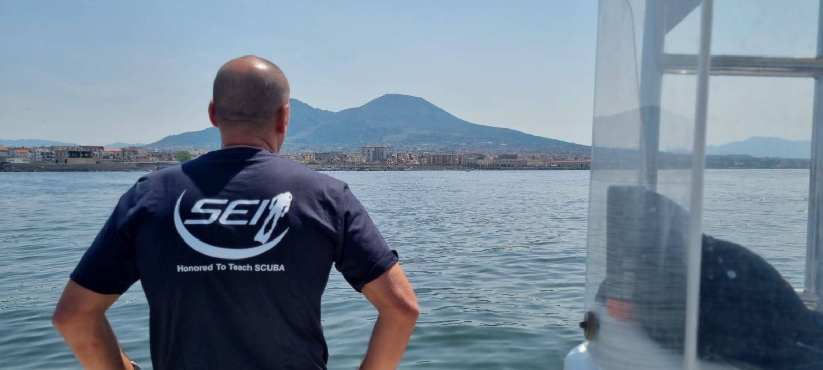 Massimo Iodice con mare e Vesuvio in sottofondo