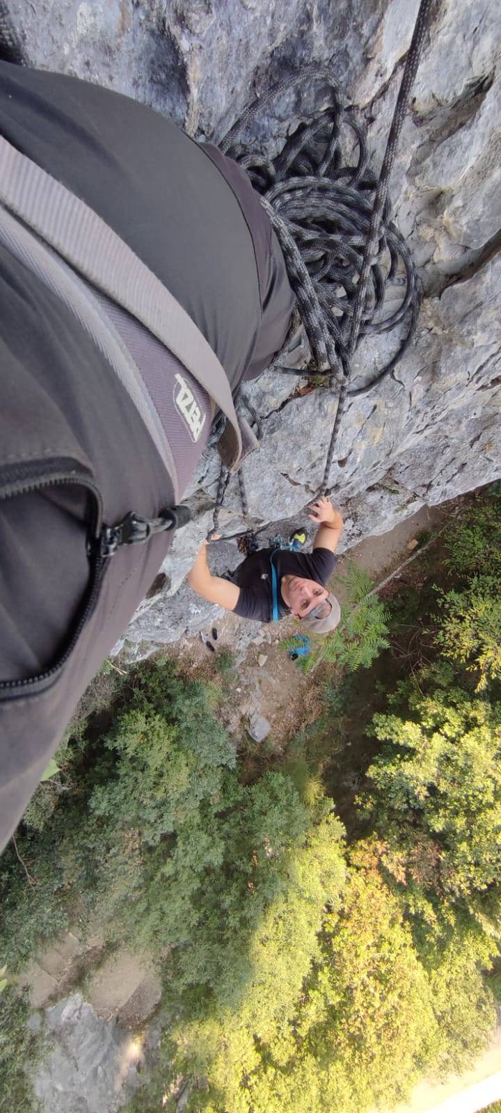 ragazzo che scala montagna