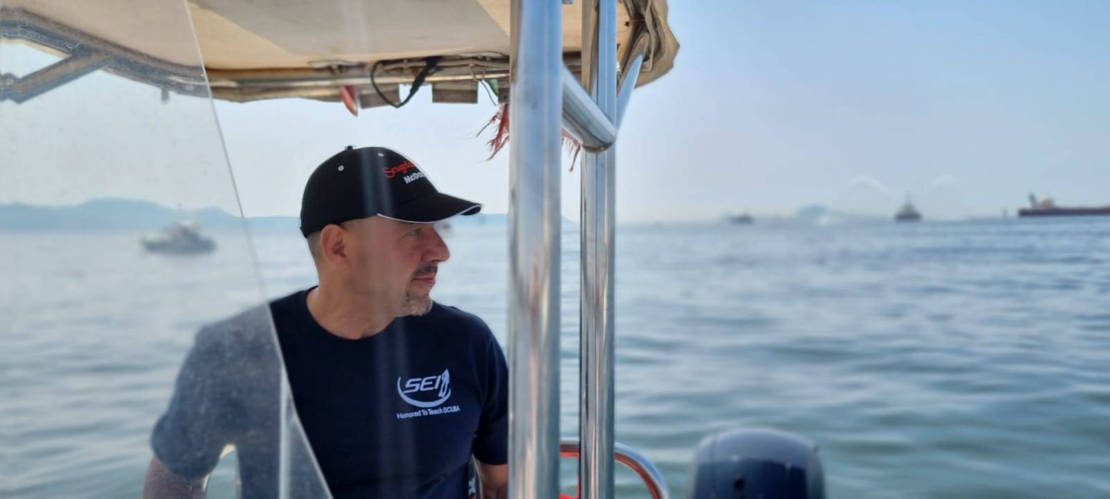 Massimo Iodice con mare in sottofondo