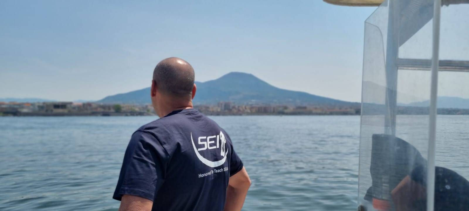 Massimo Iodice con mare e Vesuvio in sottofondo