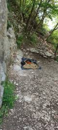 roccia elmetto corda